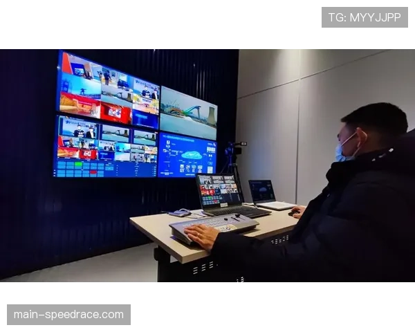 特写:场边技术台工作人员操作“即时回放中心”系统,确保判罚准确性与转播流畅度 特写:场边技术台工作人员操作“即时回放中心”系统,确保判罚准确性与转播流畅度